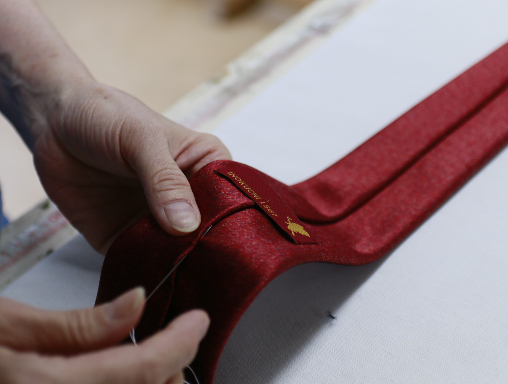 シルクネクタイ　ネコ柄　エンジ　ギフト　ネーム刺繍　INOKUCHI1567　イノクチ　高級ネクタイ