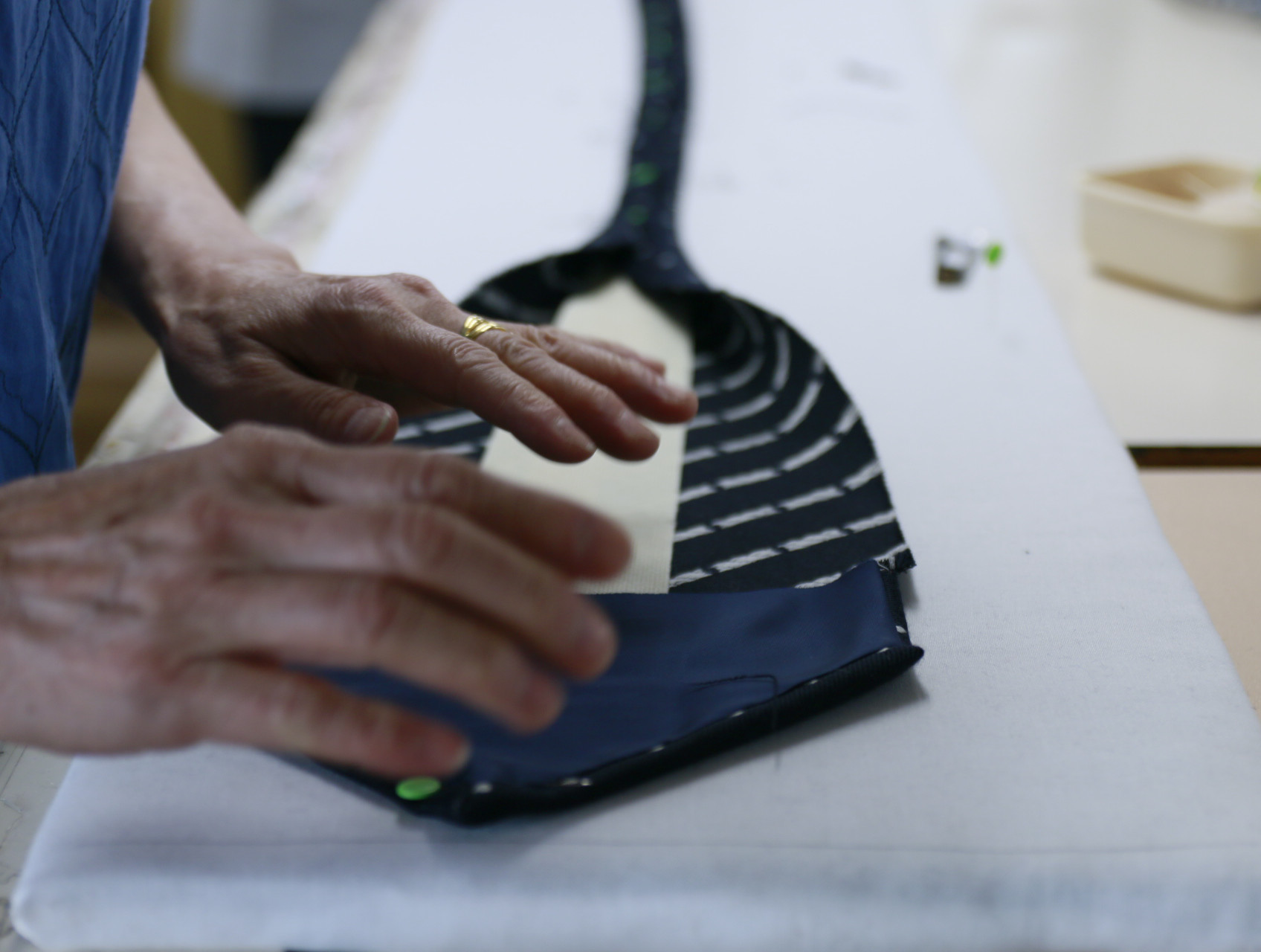 シルクネクタイ　ネコ柄　エンジ　ギフト　ネーム刺繍　INOKUCHI1567　イノクチ　高級ネクタイ