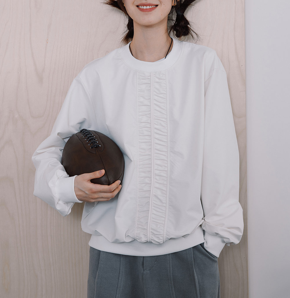 ブラウスのように上品な縦ギャザー♪バックZIPプルオーバー ホワイト