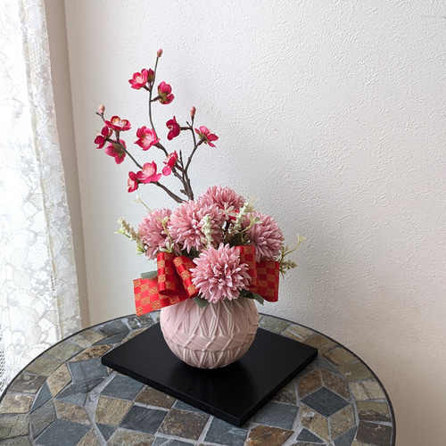 すぐに飾れる3点セット！花台付きだから嬉しい！くすみピンクマムと梅