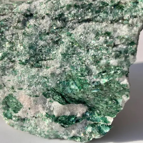 フックサイト in グラナイト 北欧ノルウェー産 花崗岩中のクロム雲母