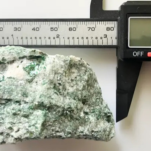 フックサイト in グラナイト 北欧ノルウェー産 花崗岩中のクロム雲母