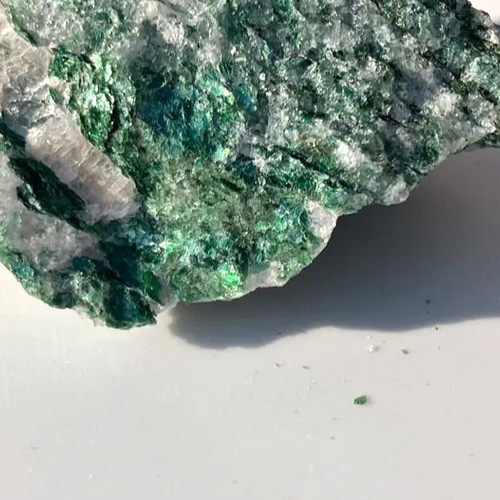 フックサイト in グラナイト 北欧ノルウェー産 花崗岩中のクロム雲母