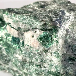 フックサイト in グラナイト 北欧ノルウェー産 花崗岩中のクロム雲母