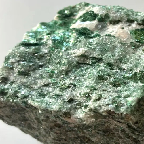 フックサイト in グラナイト 北欧ノルウェー産 花崗岩中のクロム雲母