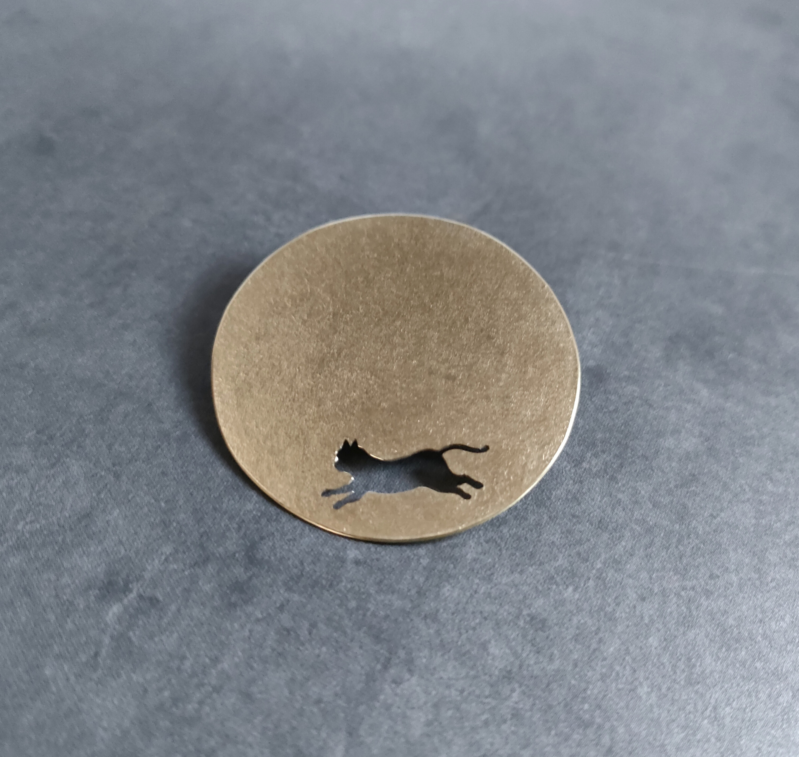 走る猫 真鍮ブローチ