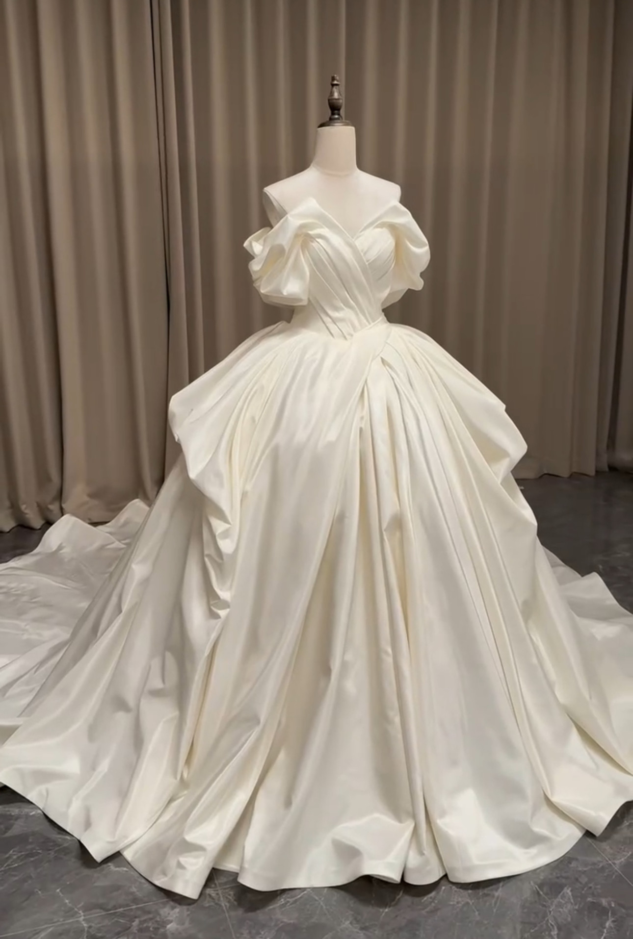 ベストセラー獲得！胸フリル　オフショルダー　高品質素材クリーム色　ボリューム編み上げ　袖あり　ロングスカート　プリンセス