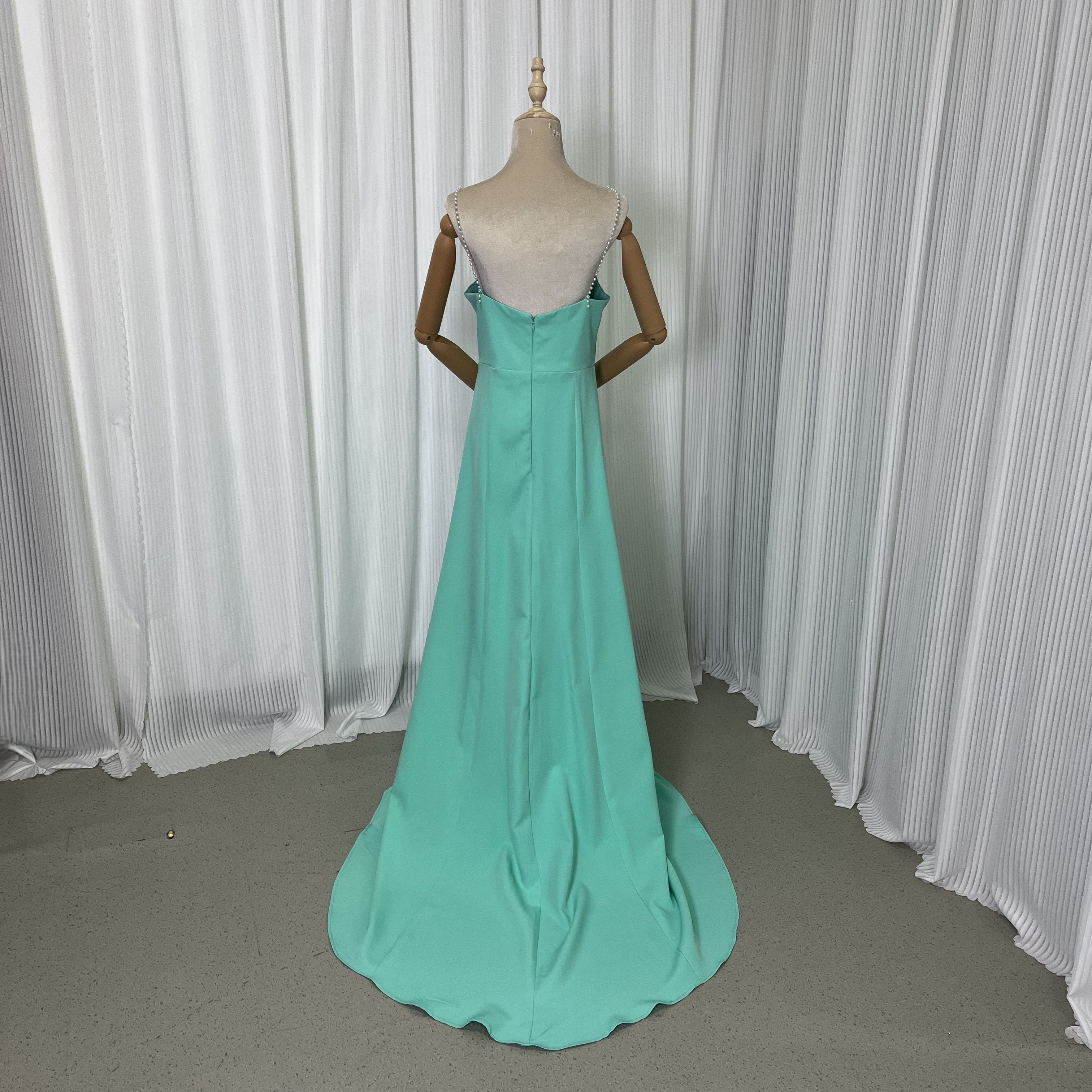 送料無料！シンプルスレンダーウェディングドレス 　柔らかいクレープ生地　 ブライダル トレーン　パール紐 キャミソールド