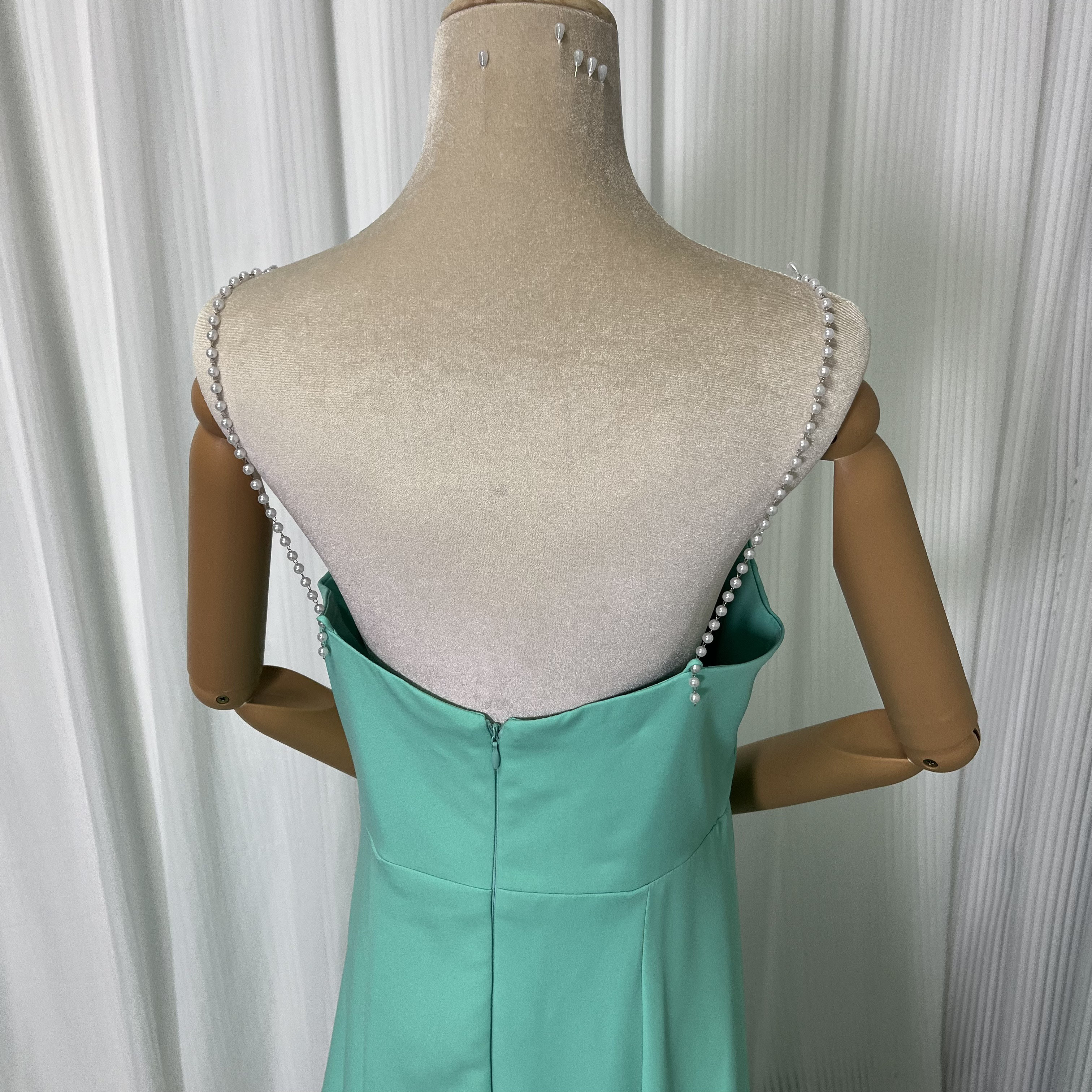 送料無料！シンプルスレンダーウェディングドレス 　柔らかいクレープ生地　 ブライダル トレーン　パール紐 キャミソールド