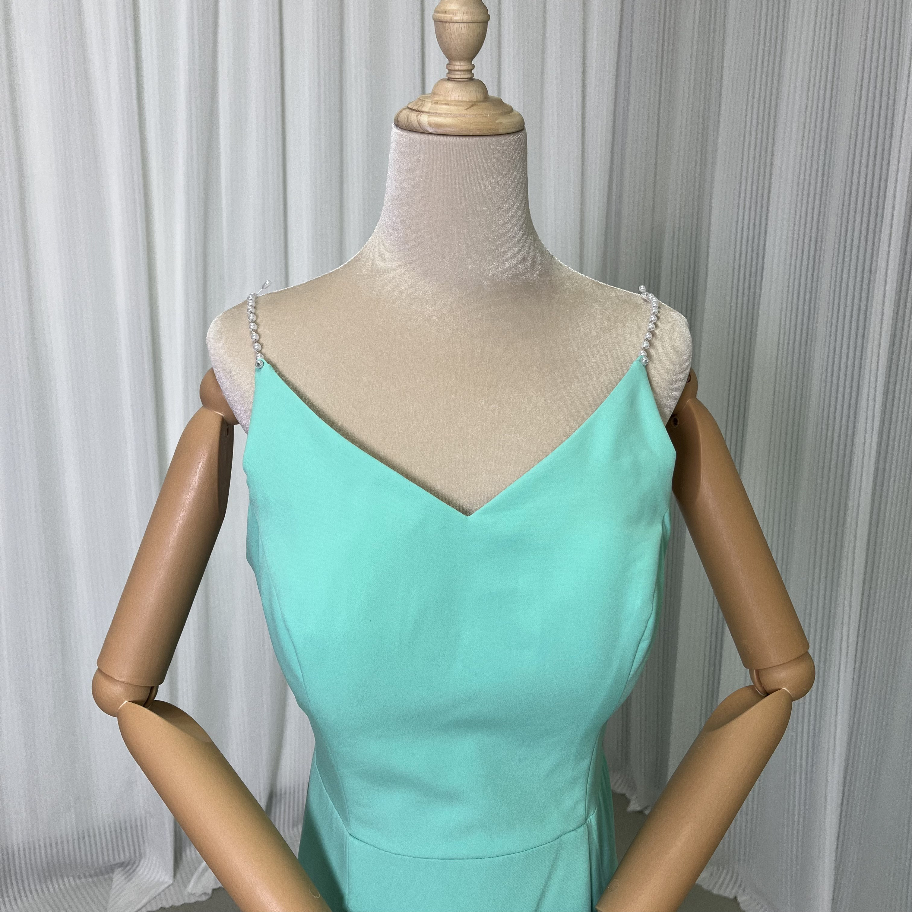 送料無料！シンプルスレンダーウェディングドレス 　柔らかいクレープ生地　 ブライダル トレーン　パール紐 キャミソールド