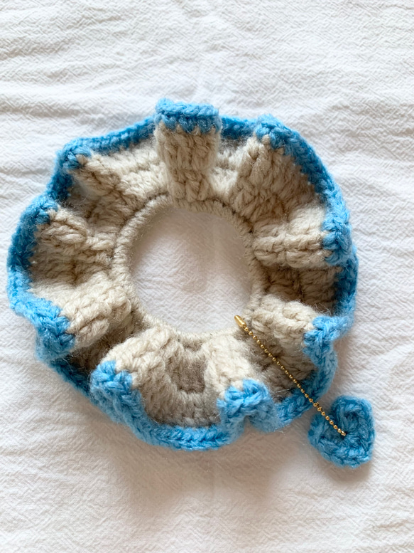 シュシュ  ヘアゴム  水色グラデーション  チャーム ハートのチャーム付きシュシュ ベージュ×水色 【送料無料