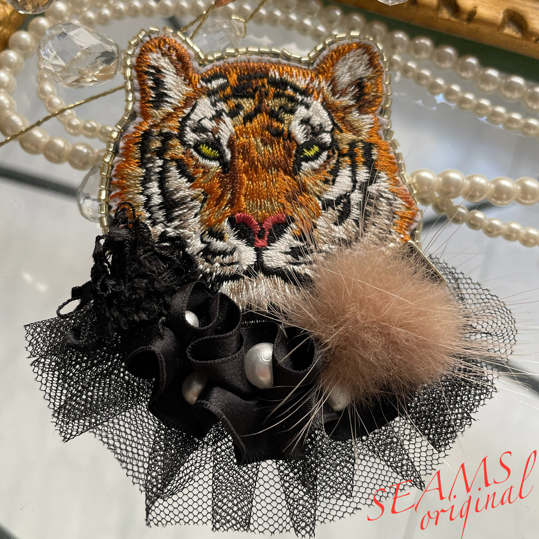 ゴージャス虎さんのブローチ 刺繍ブローチ ビーズブローチ  バッグチャームキーホルダー トラ ファー