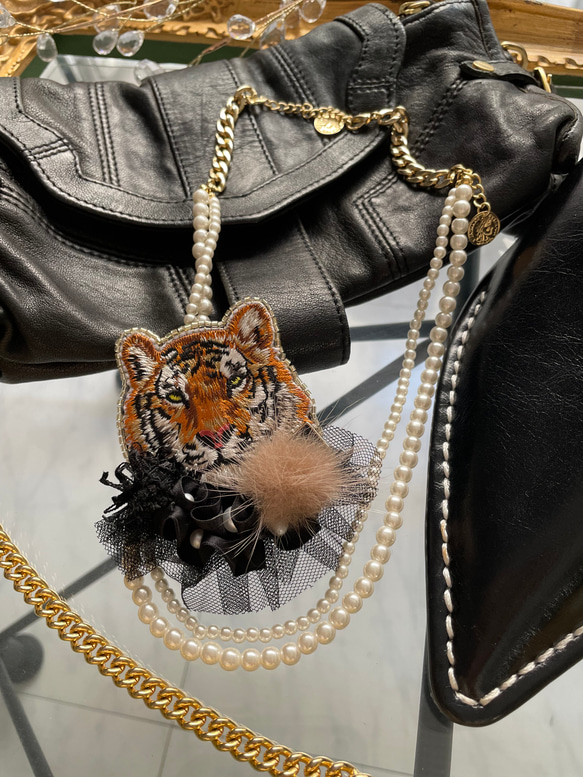 ゴージャス虎さんのブローチ 刺繍ブローチ ビーズブローチ  バッグチャームキーホルダー トラ ファー 5枚目の画像