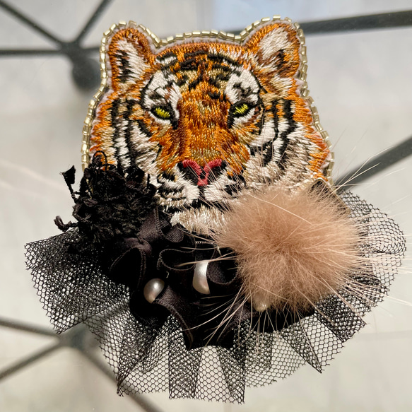 ゴージャス虎さんのブローチ 刺繍ブローチ ビーズブローチ  バッグチャームキーホルダー トラ ファー 8枚目の画像
