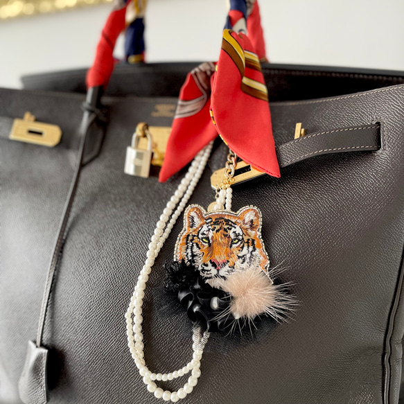 ゴージャス虎さんのブローチ 刺繍ブローチ ビーズブローチ  バッグチャームキーホルダー トラ ファー 3枚目の画像