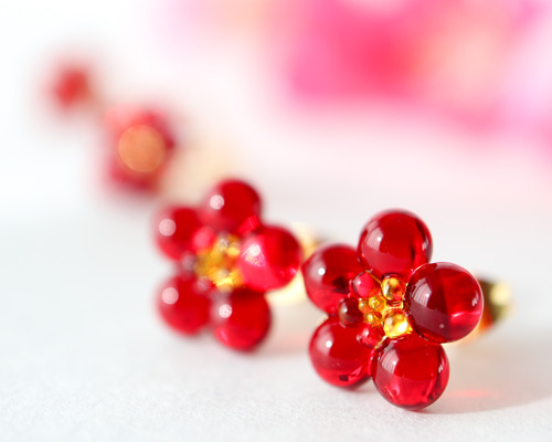 ガラス》梅の花 ピアス (イヤリング) 梅 赤 紅梅 紅 ガラス 新年