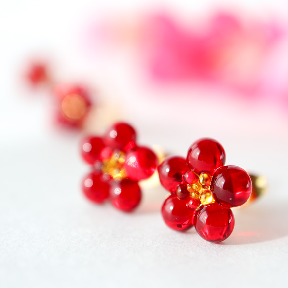 ガラス》梅の花 ピアス (イヤリング) 梅 赤 紅梅 紅 ガラス 新年