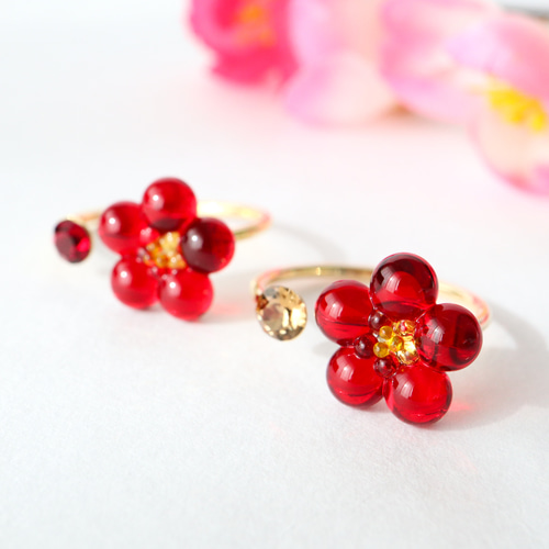 イタリアで購入　梅酒色　ピンク花形ピアス P0006 梅の花のピアス、チェーン、左右非対称 | poni aloalo