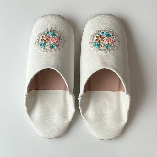 おとな可愛いバブーシュ （花刺繍）ホワイト 合成皮革使用