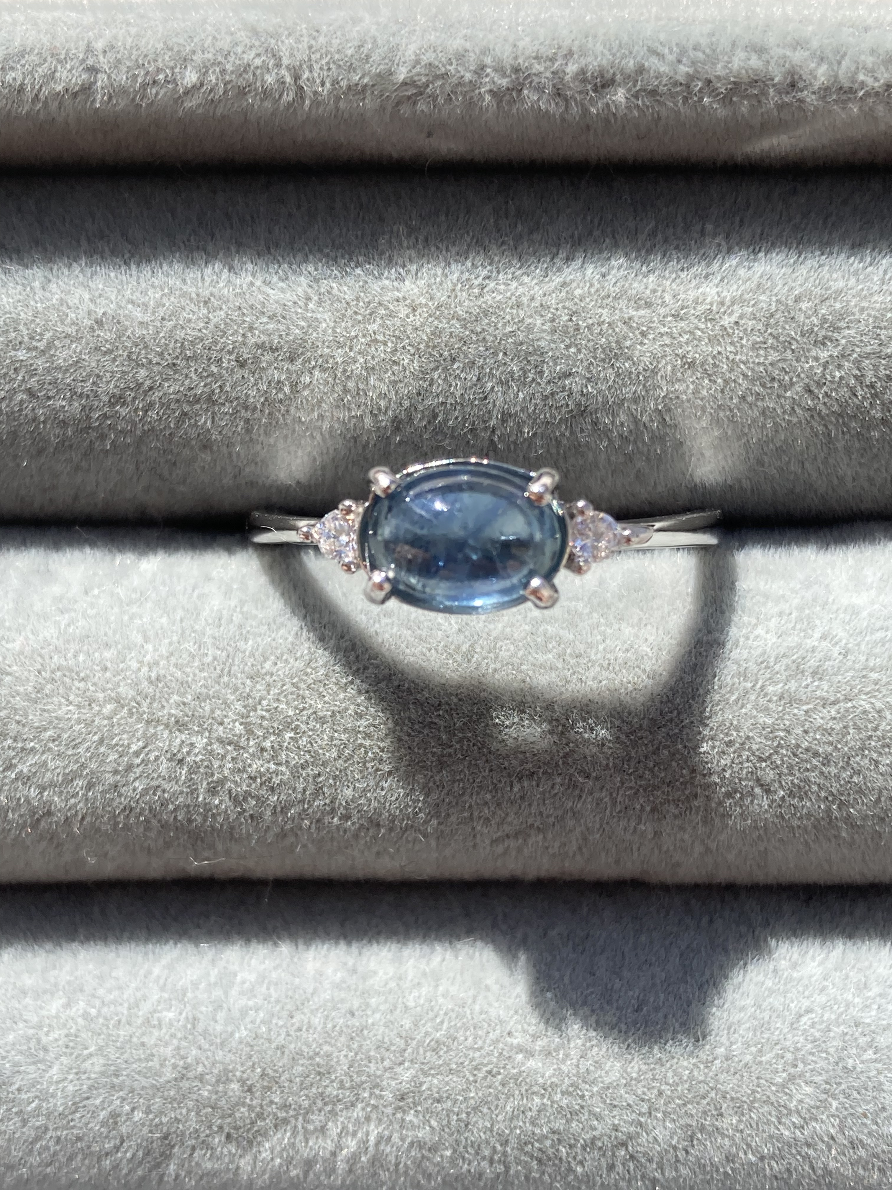 9月誕生石　7×5mm ブルーサファイア　カボション　ロジウムコーティングシルバー925リング　フリーサイズ　調整可能