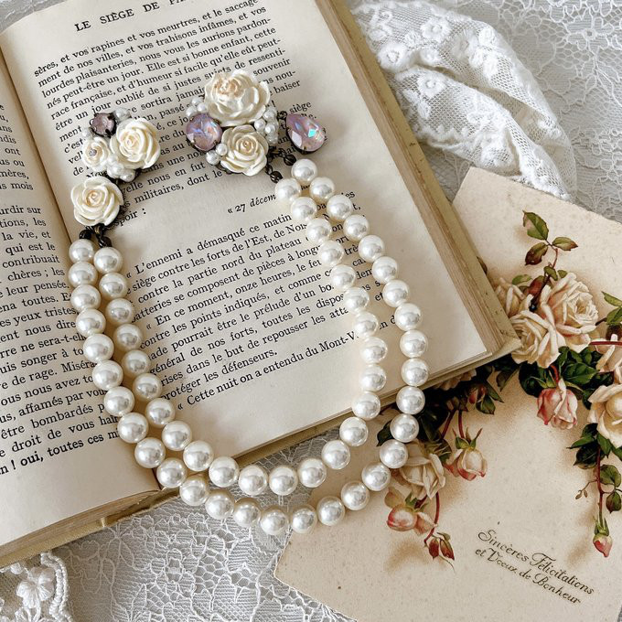 二連パールの白薔薇ダブルブローチ