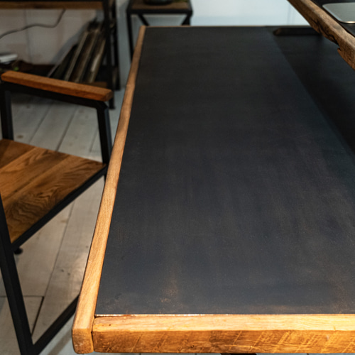 黒皮鉄板とオーク古材の天板とyライン鉄脚のワークデスクとモニター台