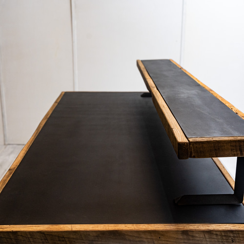 黒皮鉄板とオーク古材の天板とyライン鉄脚のワークデスクとモニター台