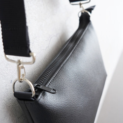 UrbanClassic-大人の斜め掛けショルダーバッグ（Mサイズ）男女兼用/軽量/撥水エコレザー/モノトーンブラック 6枚目の画像