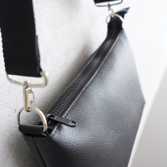 UrbanClassic-大人の斜め掛けショルダーバッグ（Mサイズ）男女兼用/軽量/撥水エコレザー/モノトーンブラック 6枚目の画像