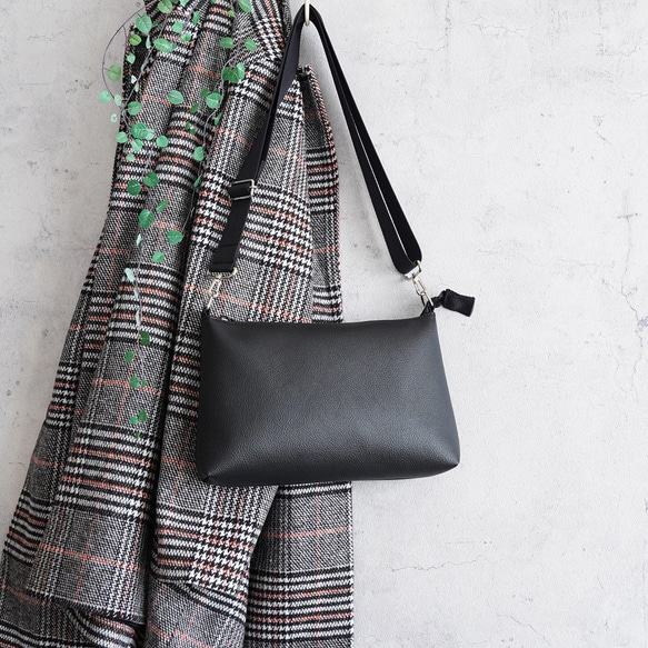 UrbanClassic-大人の斜め掛けショルダーバッグ（Mサイズ）男女兼用/軽量/撥水エコレザー/モノトーンブラック 7枚目の画像