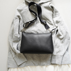 UrbanClassic-大人の斜め掛けショルダーバッグ（Mサイズ）男女兼用/軽量/撥水エコレザー/モノトーンブラック 5枚目の画像