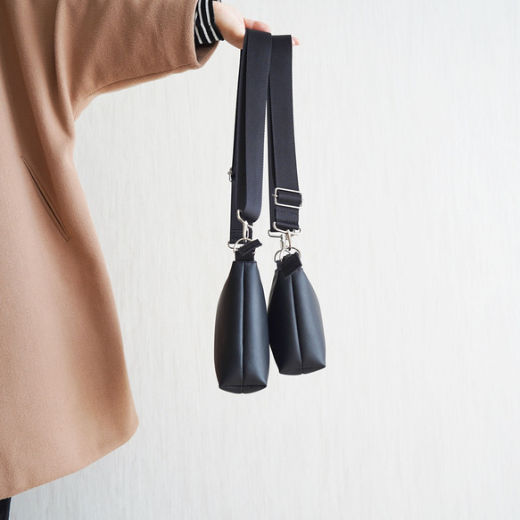 UrbanClassic-大人の斜め掛けショルダーバッグ（Mサイズ）男女兼用/軽量/撥水エコレザー/モノトーンブラック 13枚目の画像