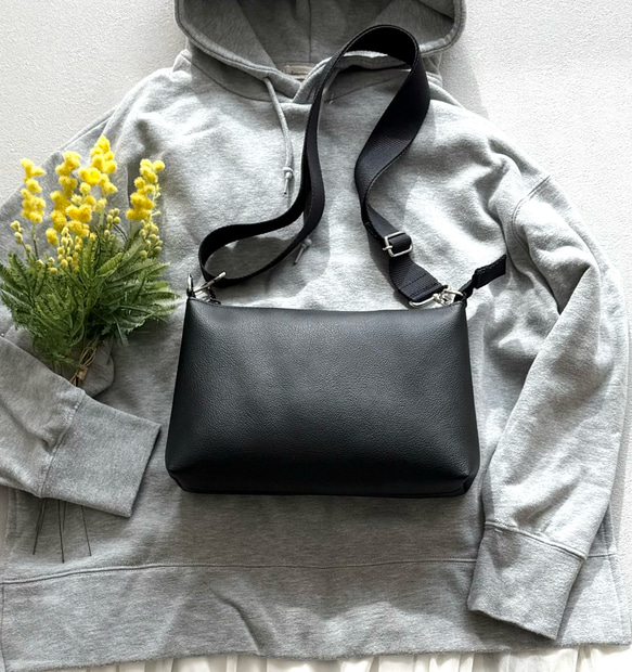 UrbanClassic-大人の斜め掛けショルダーバッグ（Mサイズ）男女兼用/軽量/撥水エコレザー/モノトーンブラック 1枚目の画像