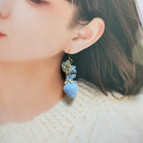 水色 青 いちご 苺 イチゴ ピアス イヤリング 1点物アクセサリー