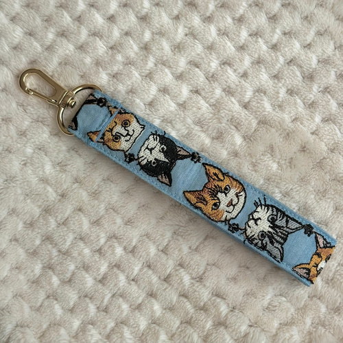 ③猫柄 ハンドメイドストラップ インド刺繍 携帯ストラップ plum grove