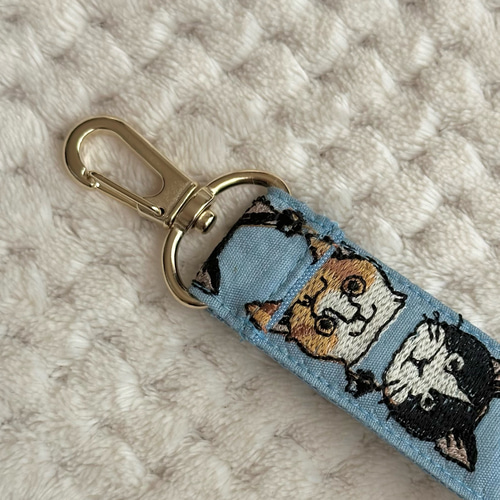 ③猫柄 ハンドメイドストラップ インド刺繍 携帯ストラップ plum grove