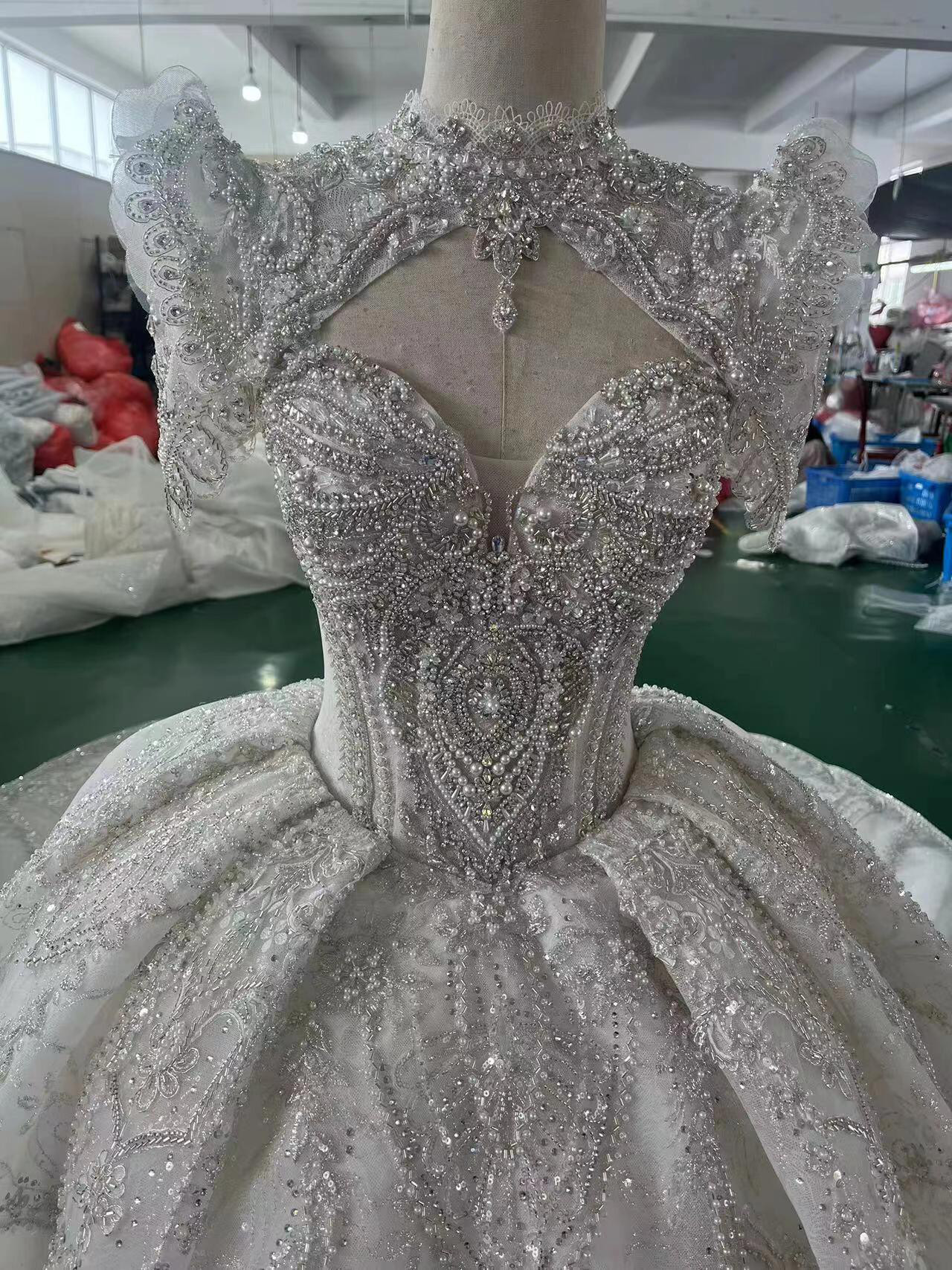 抜群のおしゃれ見え　２ways フロントカットアウト　取り外し可能　美しい刺繍　プリンセスライン　チュール　ウェディング