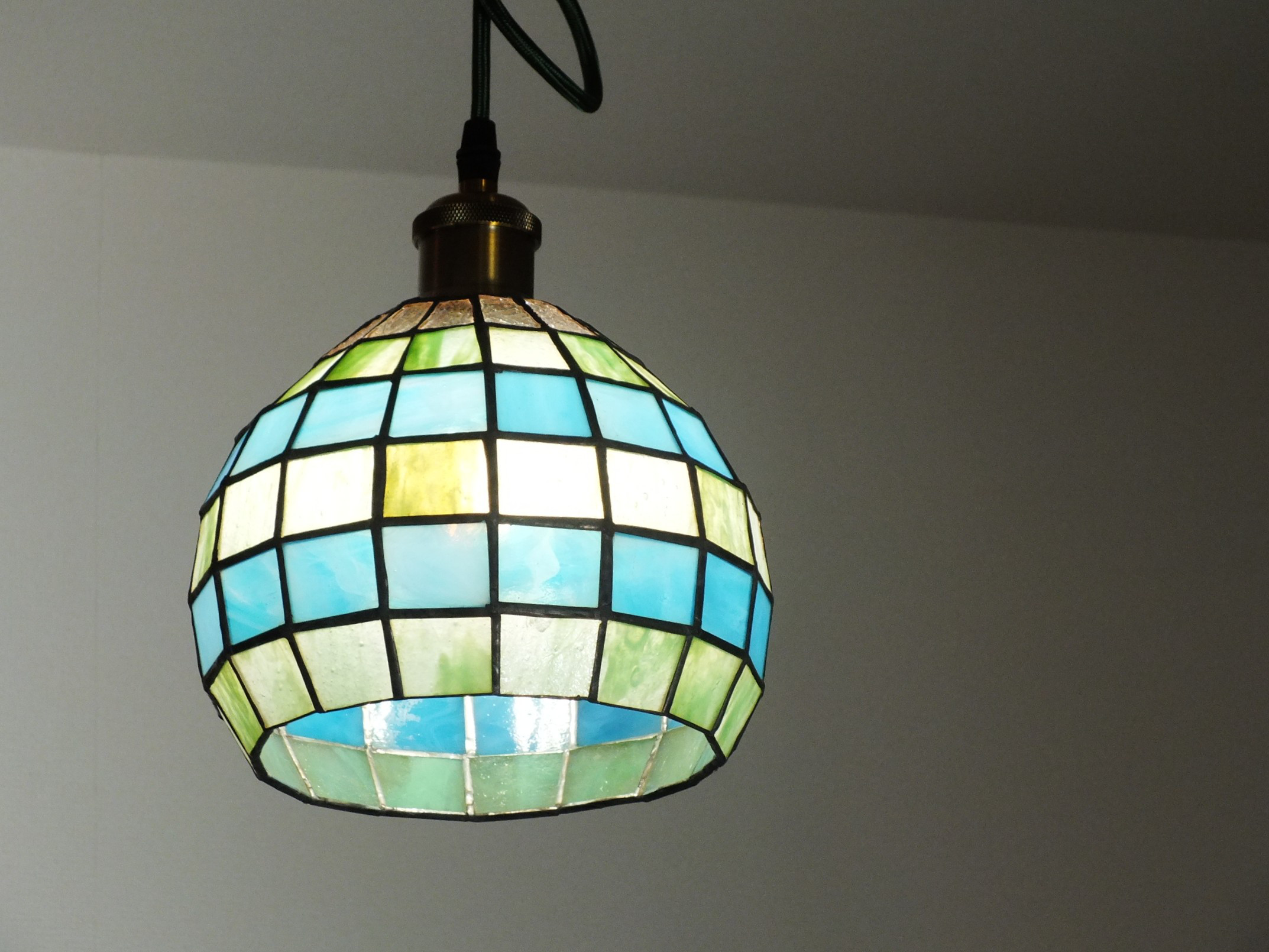 ほっこり膨らんだペンダントライト（ステンドグラスのランプ笠）