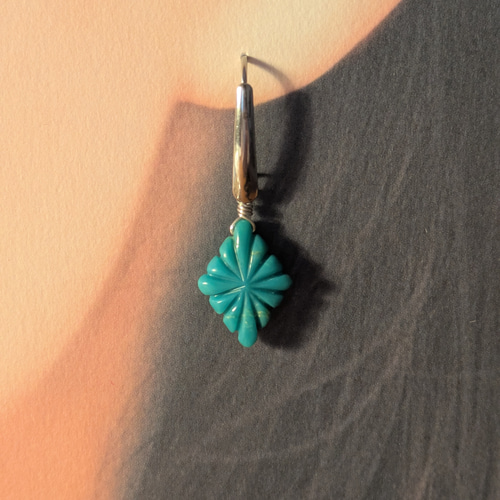 ターコイズロゼンジカービングピアス(訳あり品) ピアス（フック