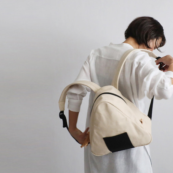 ⁂冬ＳＡＬＥ　さんかくリュック 生成りデニム　おにぎり　牛革レザー　ポケット付き 　小ぶりリュックP68 1枚目の画像