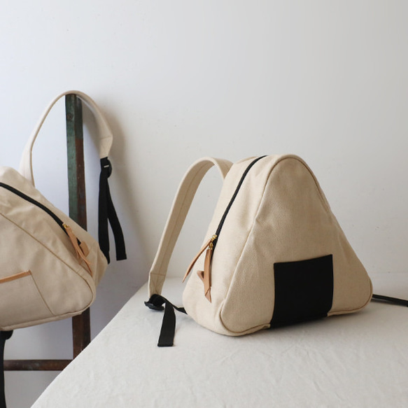 ⁂冬ＳＡＬＥ　さんかくリュック 生成りデニム　おにぎり　牛革レザー　ポケット付き 　小ぶりリュックP68 14枚目の画像