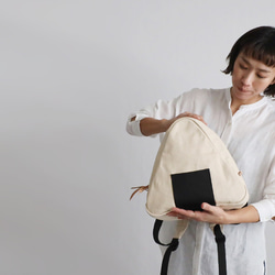 ⁂冬ＳＡＬＥ　さんかくリュック 生成りデニム　おにぎり　牛革レザー　ポケット付き 　小ぶりリュックP68 2枚目の画像