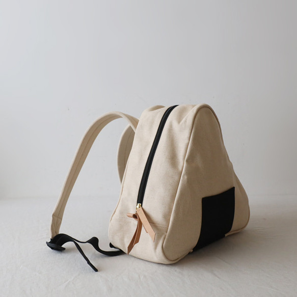 ⁂冬ＳＡＬＥ　さんかくリュック 生成りデニム　おにぎり　牛革レザー　ポケット付き 　小ぶりリュックP68 18枚目の画像