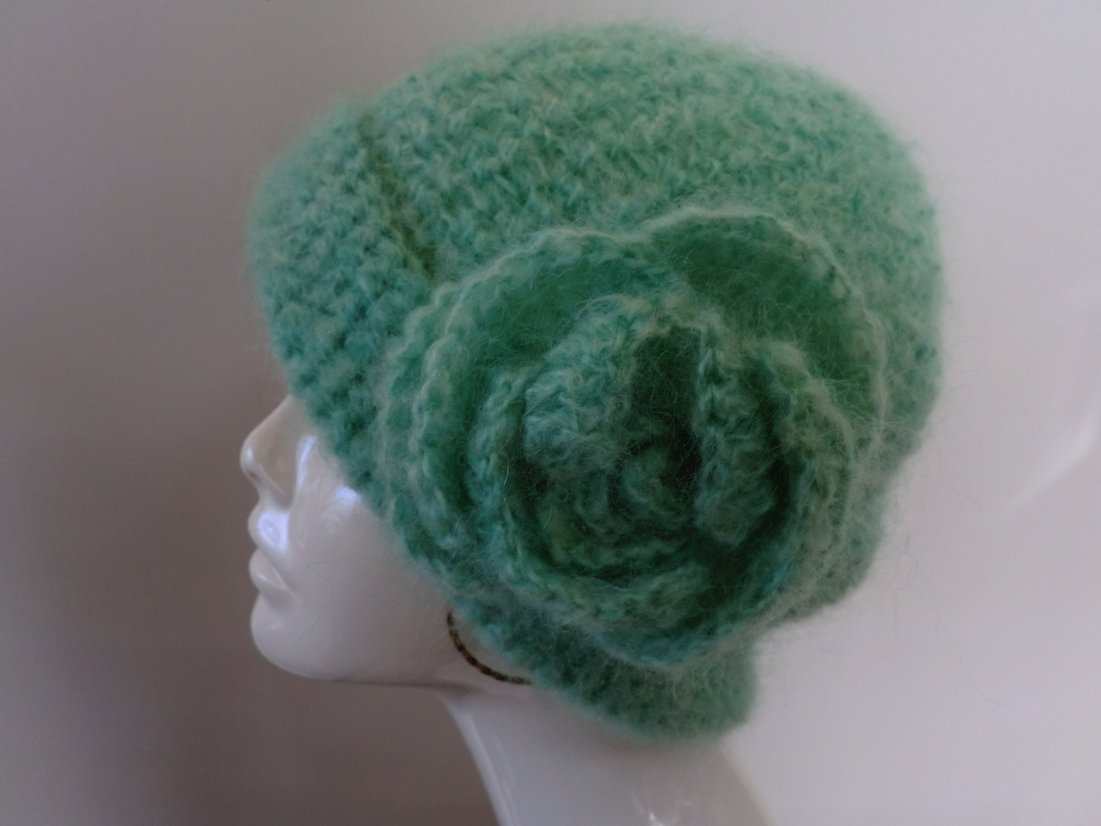 ふんわりモヘアのニットの帽子　お花のコサージュ付き グリーン