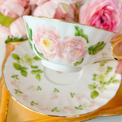 オリエンタル・フラワーのガラスのカップ＆ソーサー ティー