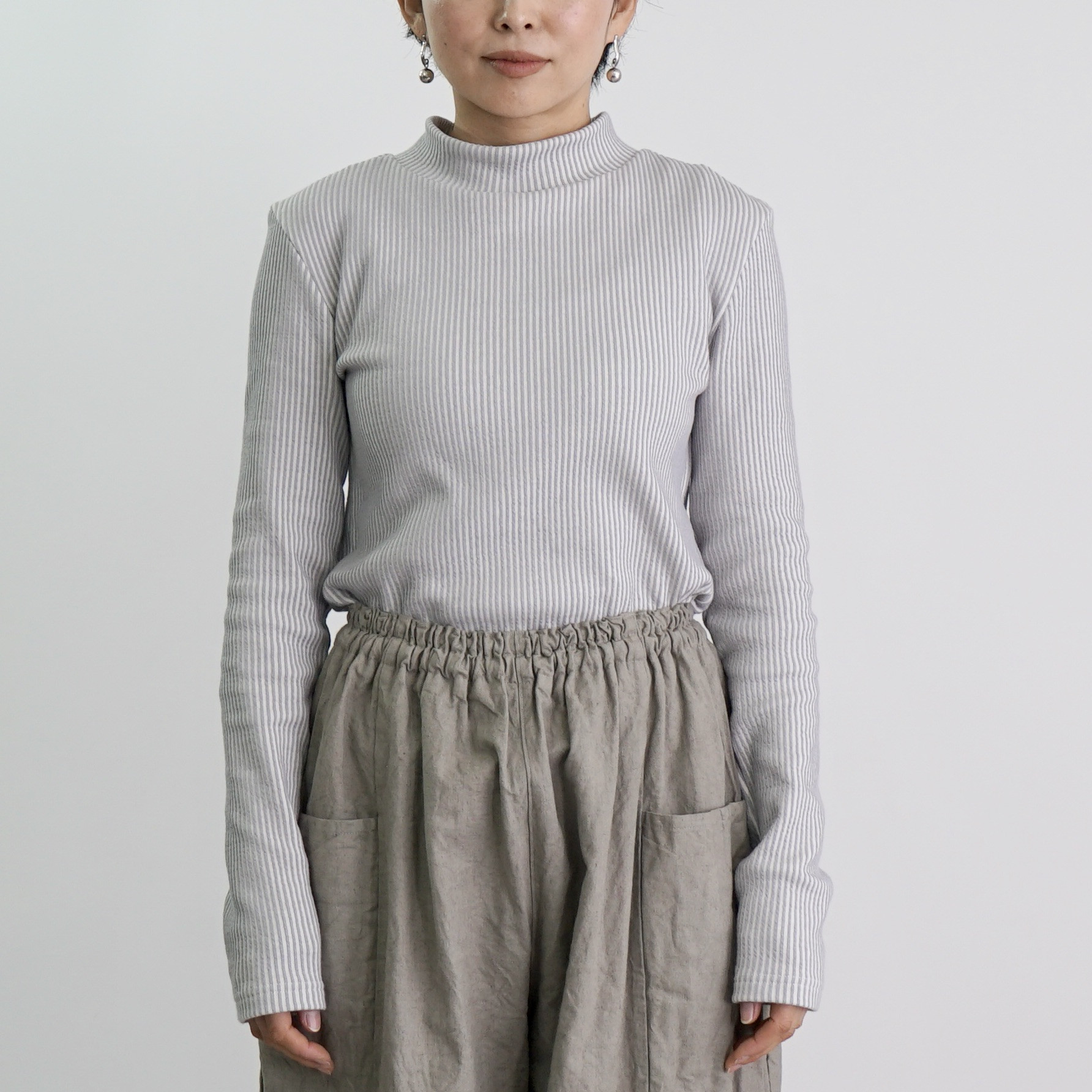 ストライプハイネックニットトップス/グレー/三河産ニット