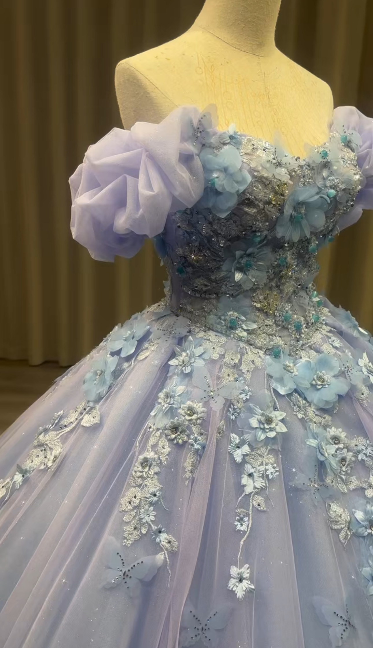 人気作品！ラベンダー色紫　オフショルダー　胸フリル　立体感お花飾り　二の腕カバー　プリンセスライン　編みあげ　トレーン