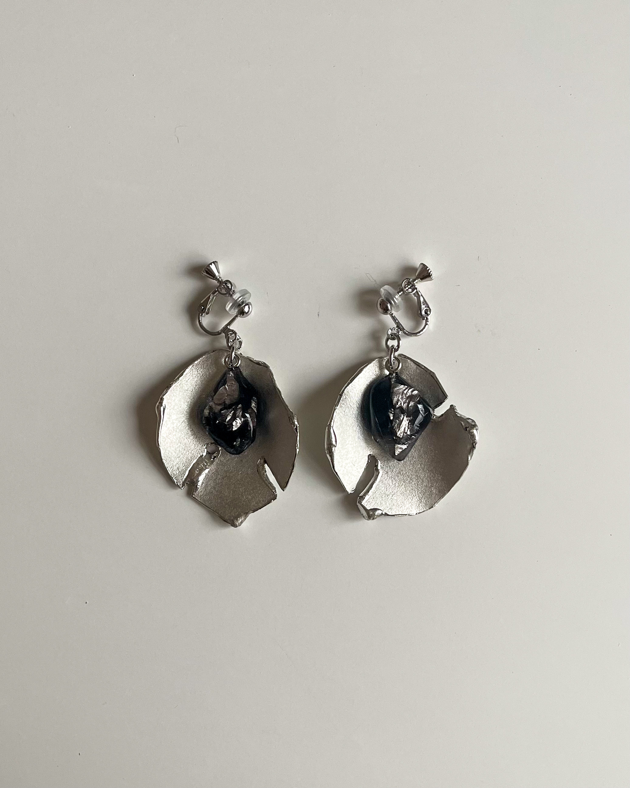 suzu leaf earring【black×silver】