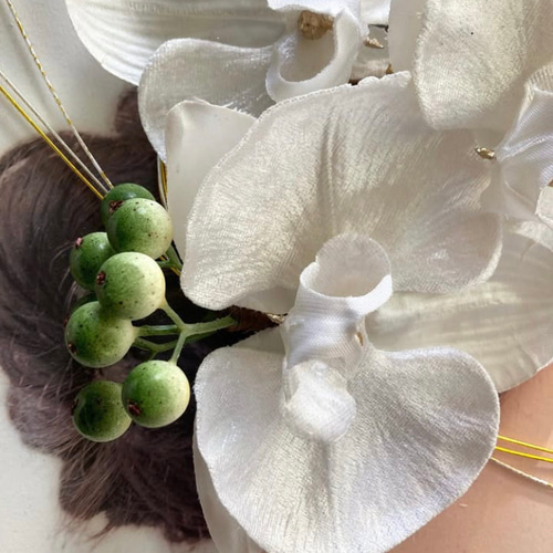 ベルベットホワイト胡蝶蘭 緑の実 髪飾り ブライダル 謝恩会 成人式