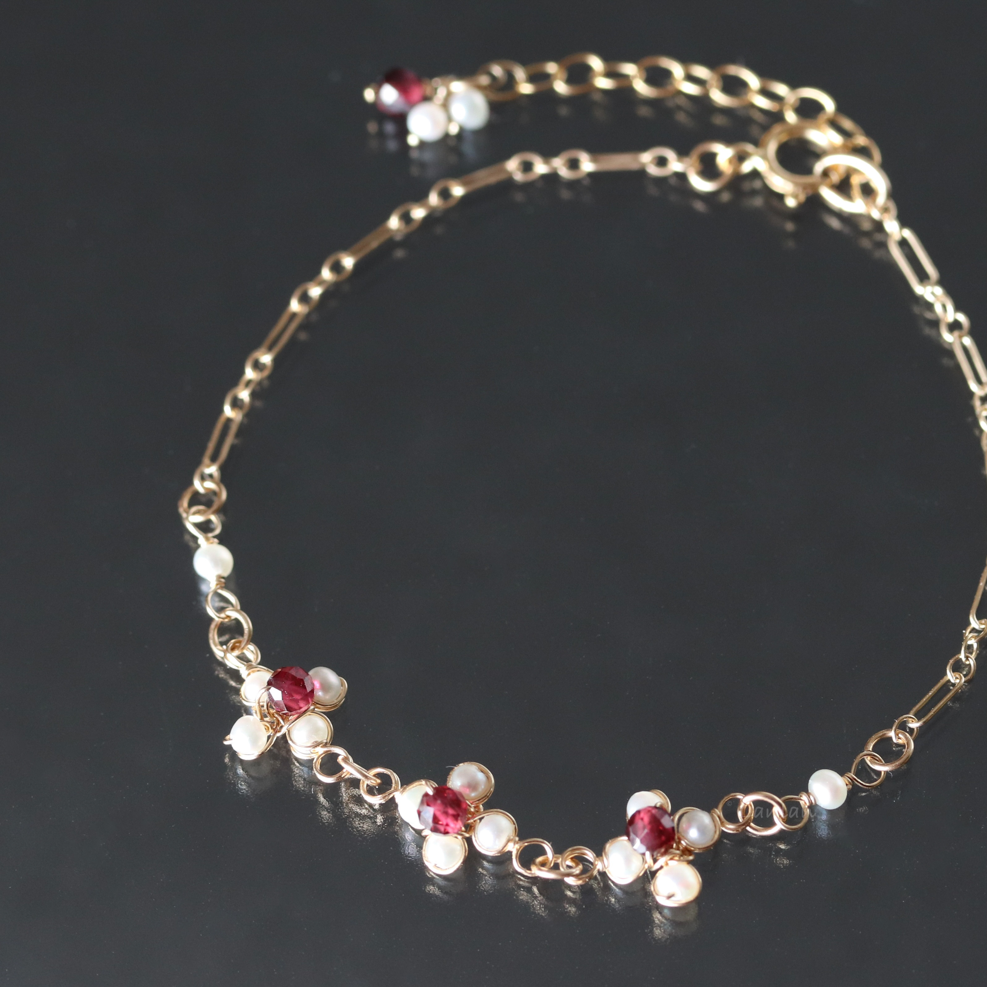 〜 Petit fleur 〜 淡水パールとガーネット✩✩ワイヤーブレスレット【１月／６月 誕生石】